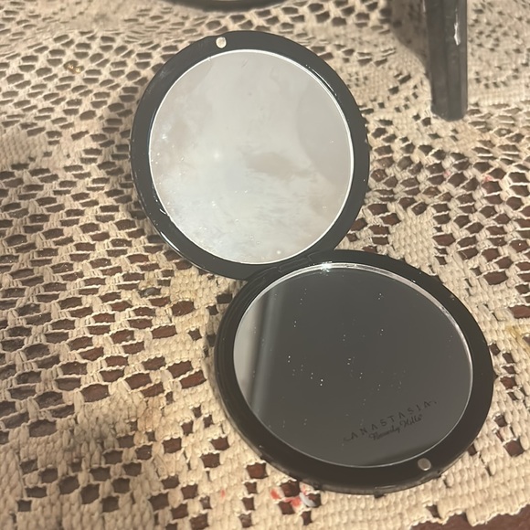 Anastasia Beverly Hills Compact Mirror - Picture 2 of 3
